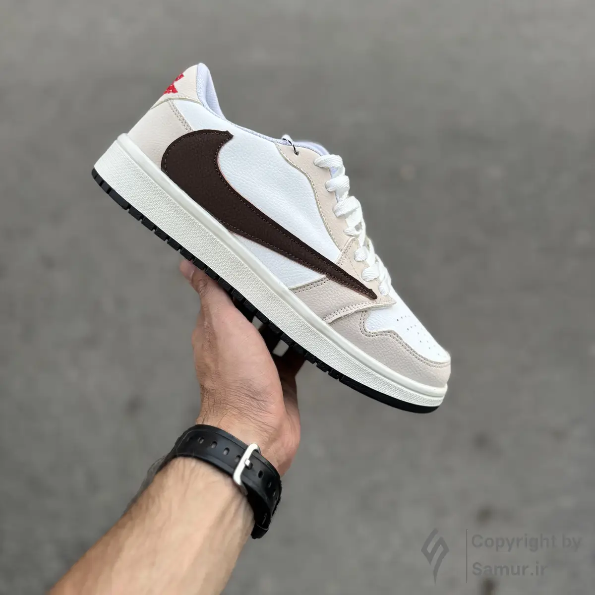 گالری تصاویر کتونی نایک ایر جردن 1 تراویس اسکات سفید کرم بدون ساق