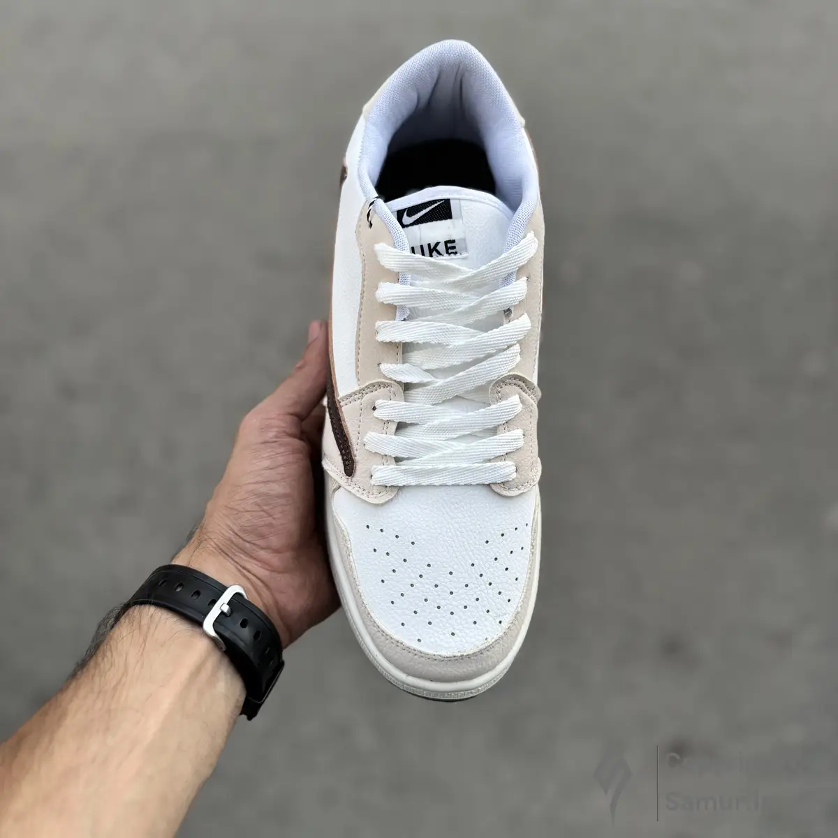 گالری تصاویر کتونی نایک ایر جردن 1 تراویس اسکات سفید کرم بدون ساق