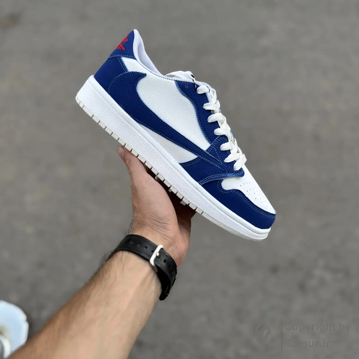 گالری تصاویر کتونی نایک ایر جردن 1 تراویس اسکات سفید آبی