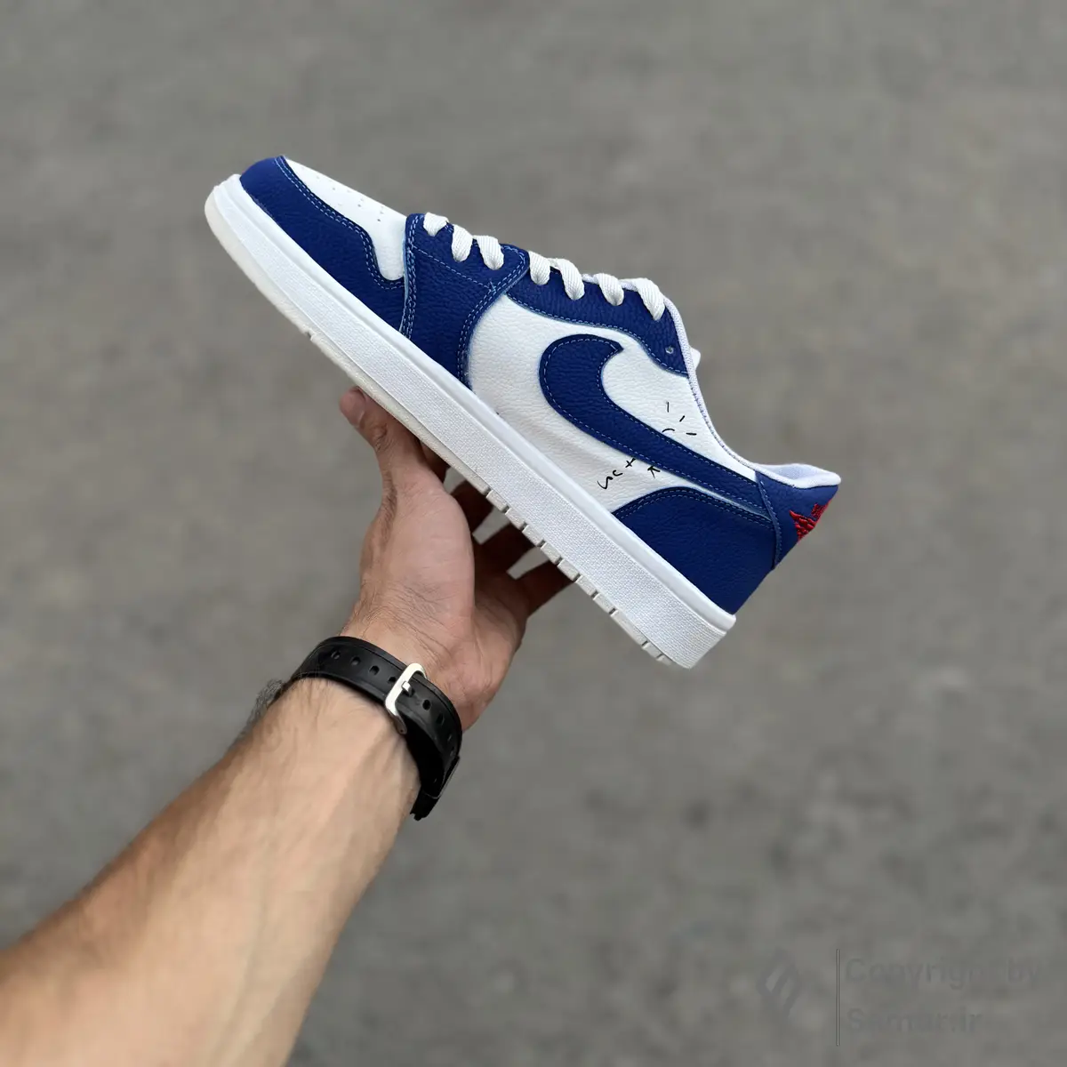 گالری تصاویر کتونی نایک ایر جردن 1 تراویس اسکات سفید آبی