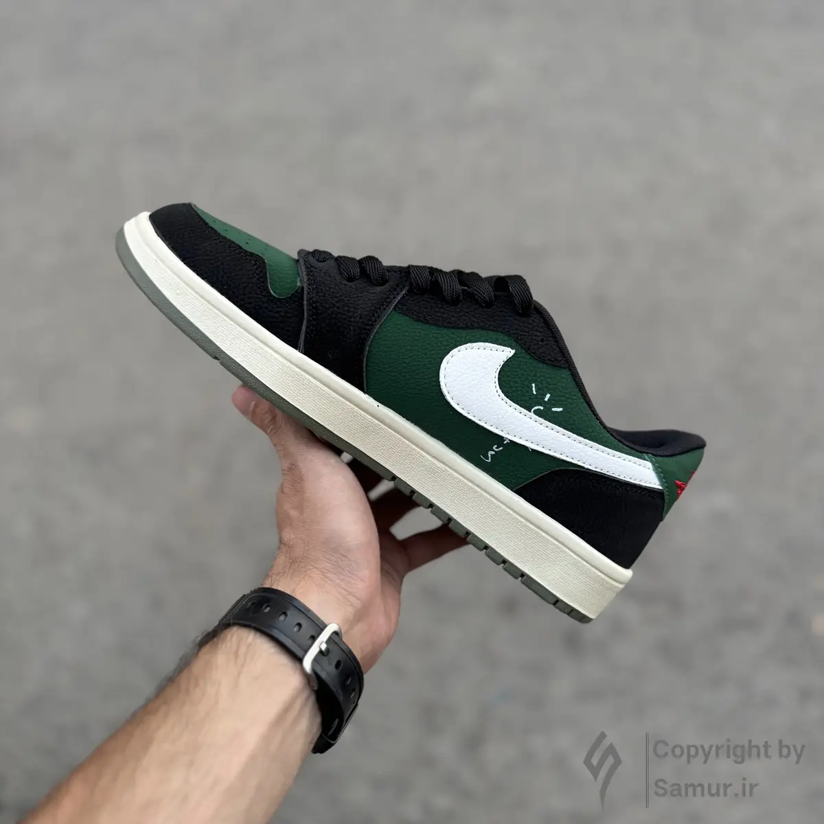 گالری تصاویر کتونی نایک ایر جردن 1 تراویس اسکات مشکی سبز