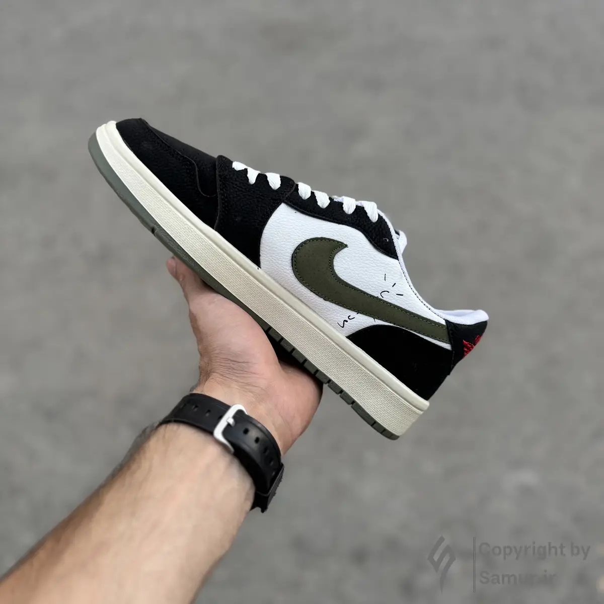 گالری تصاویر کتونی نایک ایرجردن 1 تراویس اسکات سفید مشکی