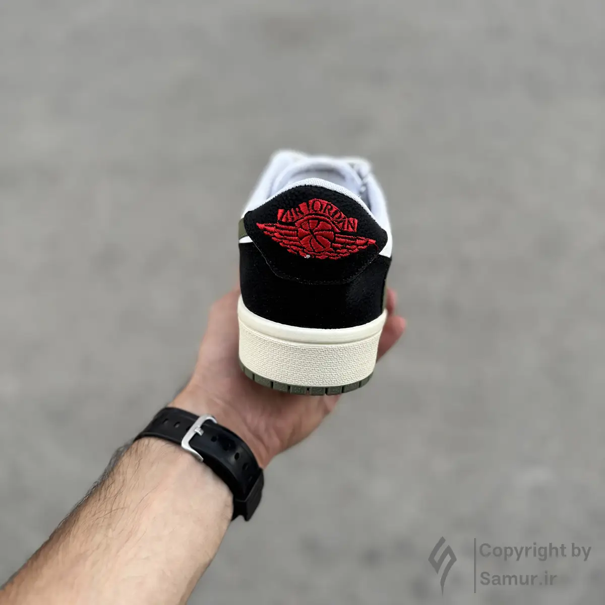 گالری تصاویر کتونی نایک ایرجردن 1 تراویس اسکات سفید مشکی