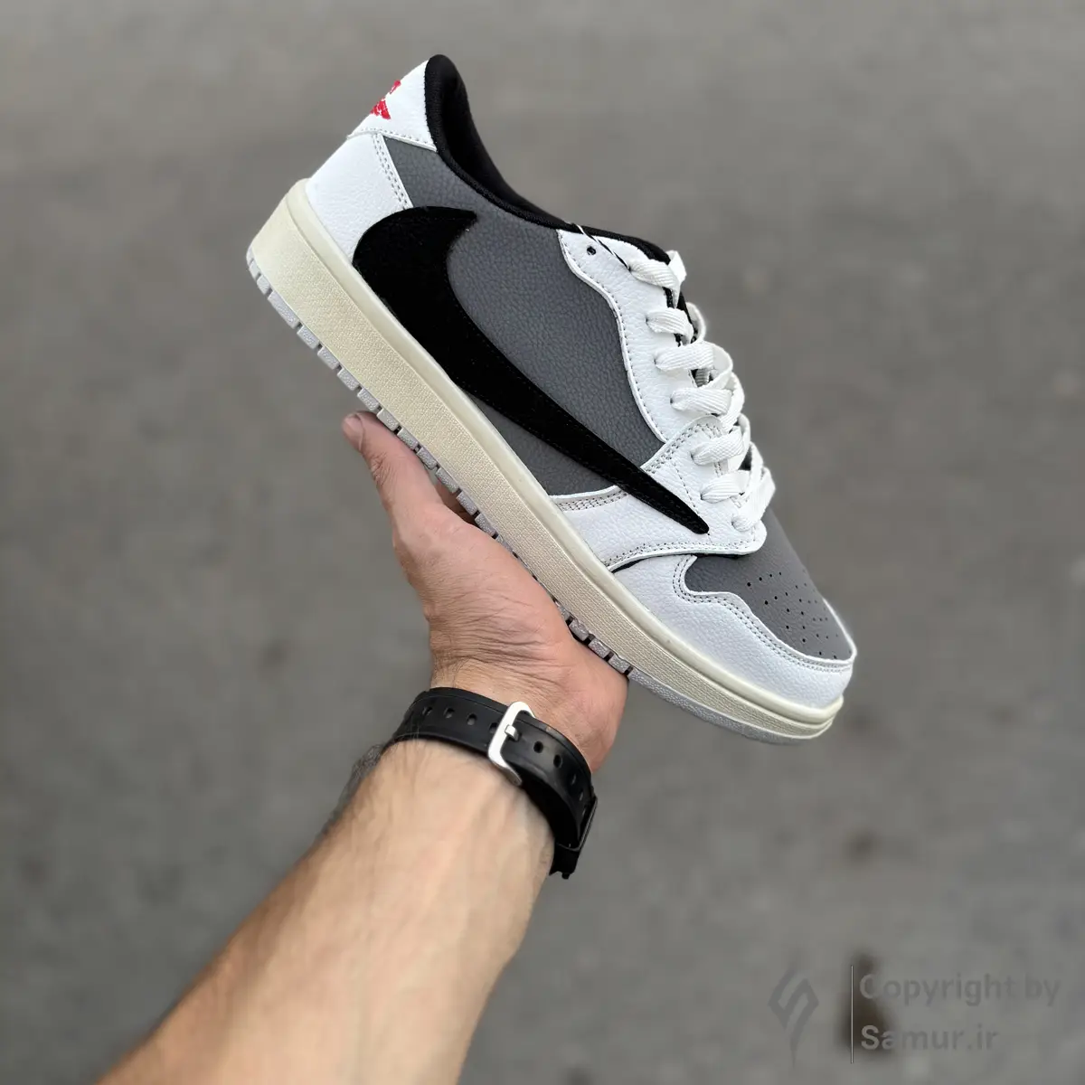 گالری تصاویر کتونی نایک ایر جردن 1 تراویس اسکات طوسی سفید