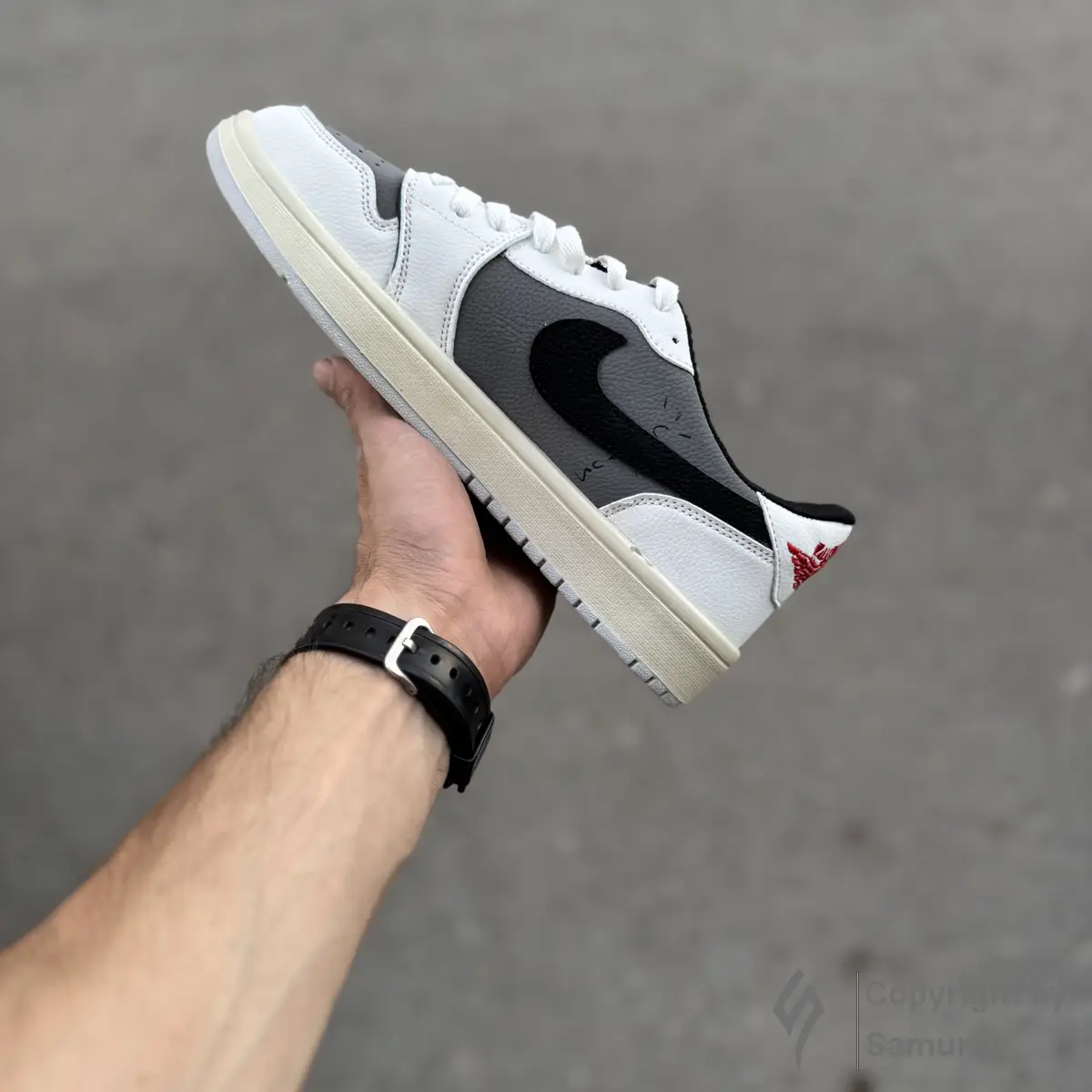 گالری تصاویر کتونی نایک ایر جردن 1 تراویس اسکات طوسی سفید