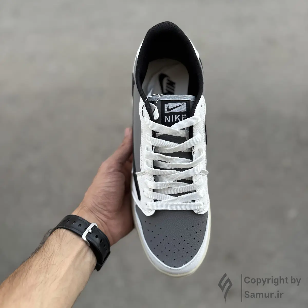 گالری تصاویر کتونی نایک ایر جردن 1 تراویس اسکات طوسی سفید