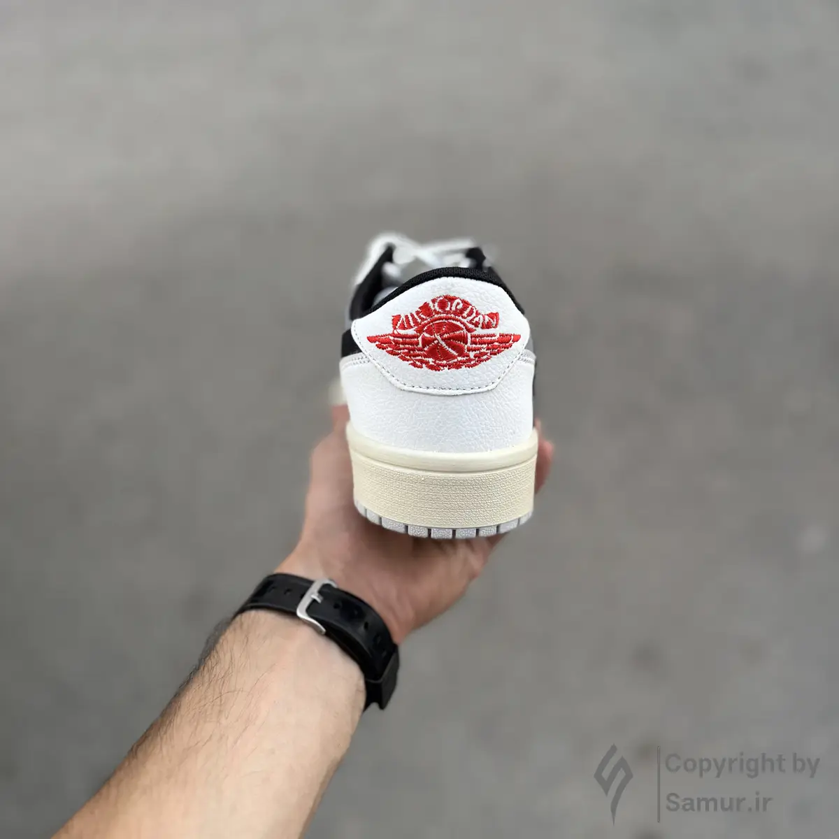 گالری تصاویر کتونی نایک ایر جردن 1 تراویس اسکات طوسی سفید