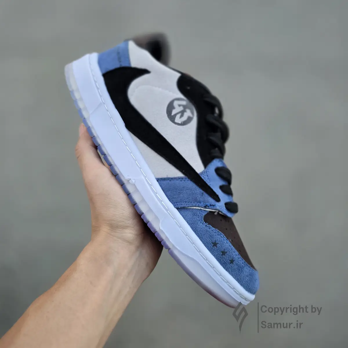 گالری تصاویر کتونی نایک ایر جردن 1 تراویس اسکات هونیگان سفید آبی