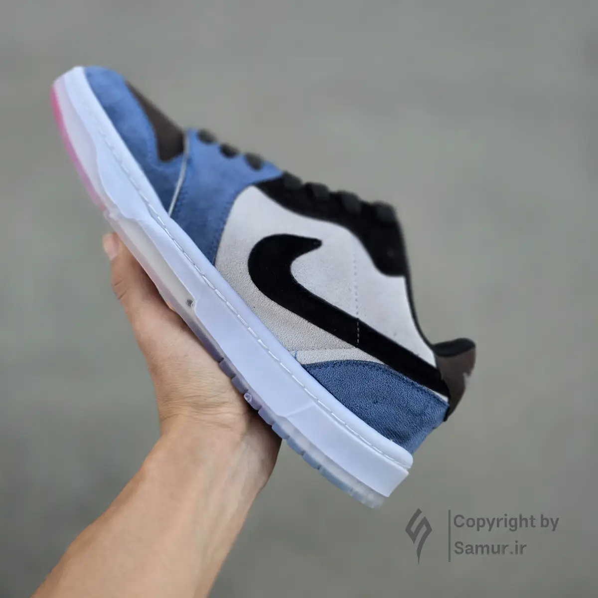 گالری تصاویر کتونی نایک ایر جردن 1 تراویس اسکات هونیگان سفید آبی